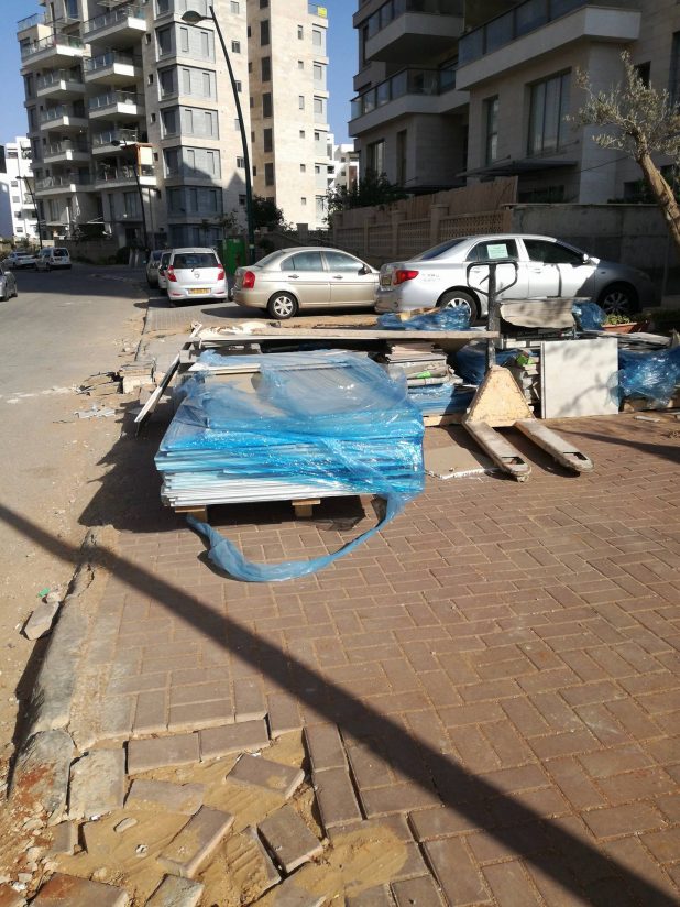 "החניות הקיימות מלאות באשפה שנערמת מעבודות הבנייה". רחוב לכיש (צילום: עצמי)