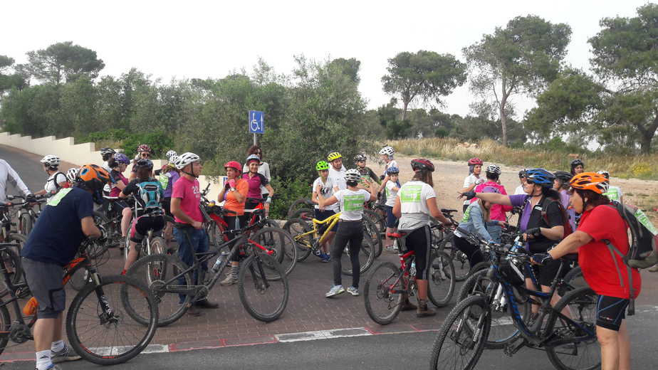 רכיבת המחאה למען שביל אופניים לצד הכביש הראשי מזכרון יעקב לבנימינה (צילום: יורם אסידון)