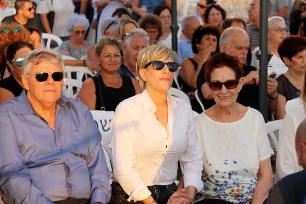 עם אמא, דליה, וראש עיריית חדרה, צביקה גנדלמן, בטקס הסרת הלוט מהגלעד לזכרו של נחום היימן בנחל חדרה (צילום: גיא שער)