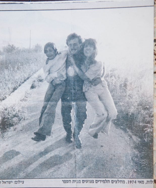 צילום רפרודורציה של פנחס גלעד מציל שני בני ערובה מירי המחבלים. הצילום המקורי: ישראל סאן