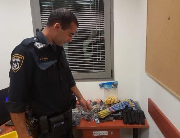 השוטרים מחרימים הצעצועים המסוכנים (צילום דוברות המשטרה)