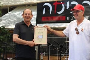 נחום קדמיאל מעניק תעודה לראש העיר עדי אלדר - צילום עיריית כרמיאל