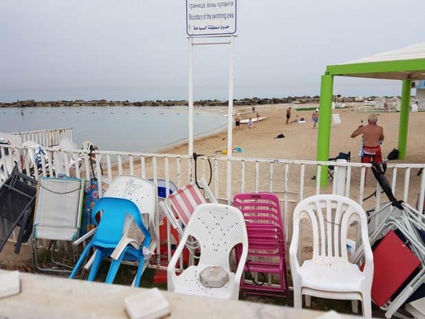 הכיסאות שנזרקו בחוף גלי גליל צילום פרטי