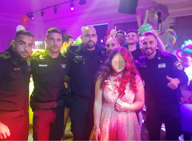 שוטרי התחנה והנערה (צילום משטרת ישראל)