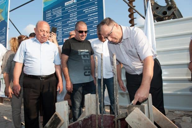 דוקורסקי ומ"מ ראש העיר יוסי אזריאלי בטקס הנחת אבן פינה לבית הספר החדש בשכונת אפקה (צילום דורון גולן)
