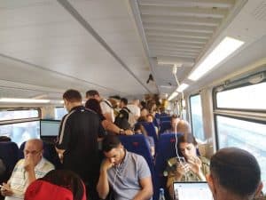 אנשים מצטופפים ברכבת עומדת השבוע (צילום: שחר בן זאב)