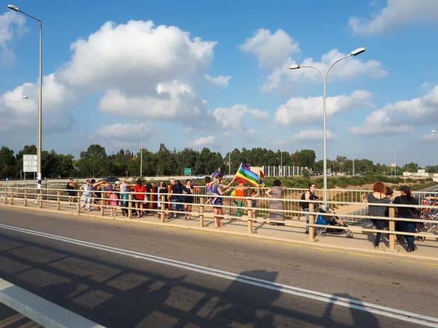 מפגינים על הגשר צילום שגיא גלאור
