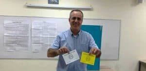 זיו דשא, ראש מועצת זכרון יעקב ומתמודד בבחירות, מצביע (צילום: רמי שדה)