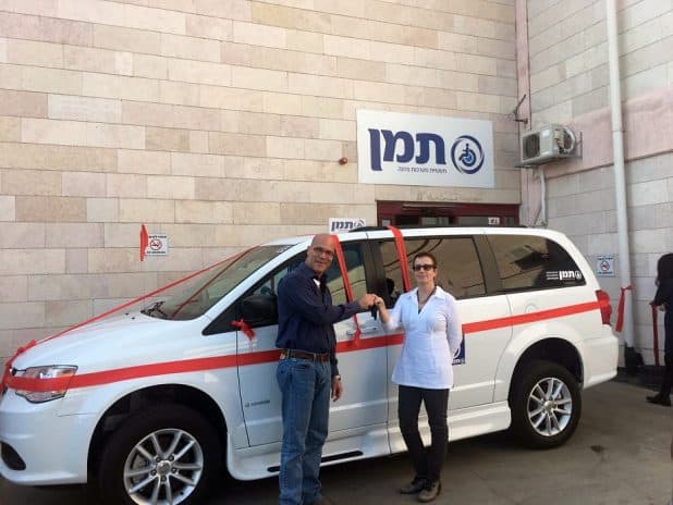 מפתחות הרכב נמסרים לידי מנכ"ל עמותת ישראליס אפרת כרמי