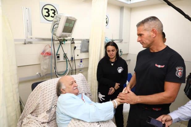 אילון זינגר מבקר את אריה קליין בבית החולים רמב"ם. צילום: דוברות רמב"ם