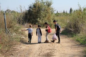 ילדים בטיול משפחות באזור ביצת זיתא. צילום: קרן אידלזון