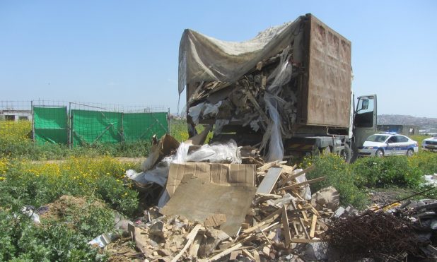 המשאית שהשליכה פסולת ליד באקה אל גרביה. צילום: המשטרה הירוקה במשרד להגנת הסביבה