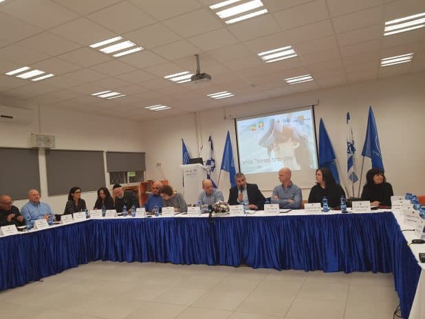 ישיבת מועצת העיר בשכונת טרומפלדור (צילום: רוצם כבסה)