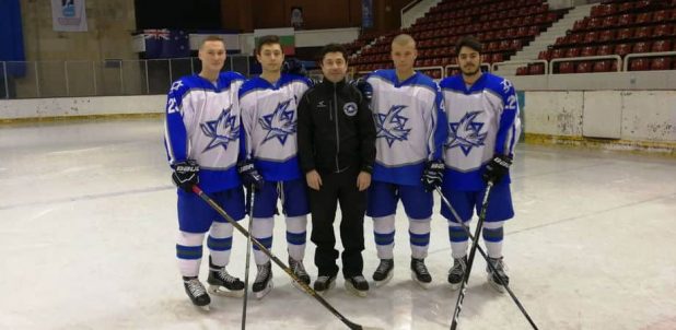חוזרים למגרש. המאמן רבניאגה עם שחקני הקבוצה צילום: מועדון הוקי קרח מעלות
