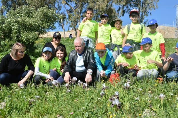 ראש העיר רונן פלוט ומנכ"לית העירייה עם ילדי העיר בשדות (צילום ישראל פרץ)