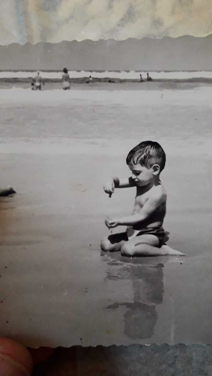 "כשהתחלתי לשחות בגיל 5 וחצי, עברה הברונכיט". עוז גופמן בילדותו בחוף קרית חיים | צילום: אלבום פרטי