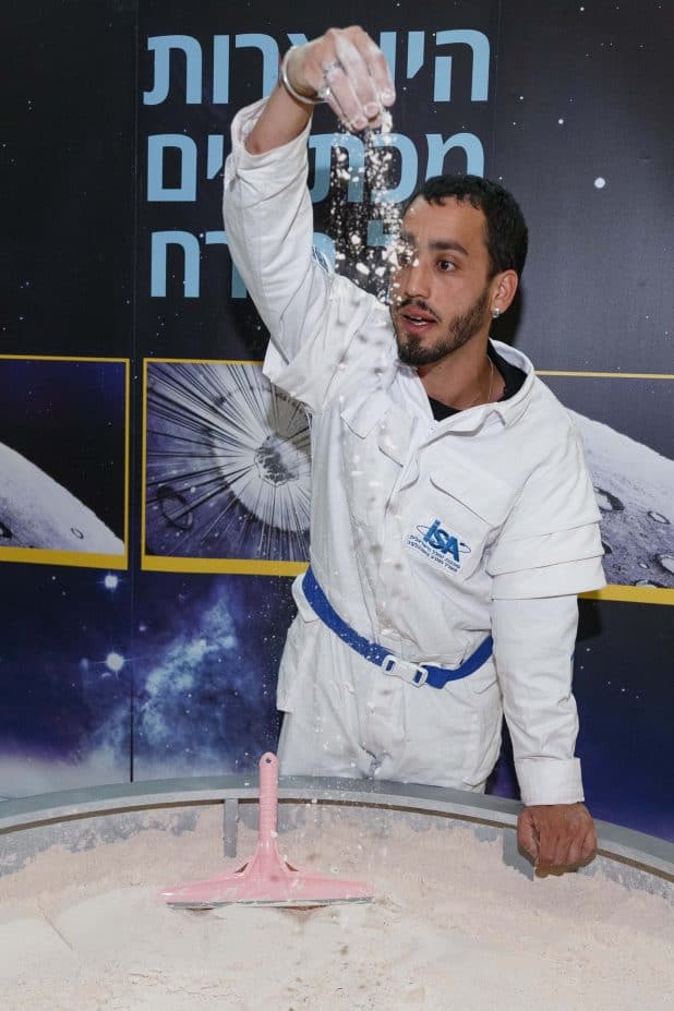 הדגמת היווצרות מכתשים בירח בשבוע החלל הישראלי בבראודה צילום JINIPIX