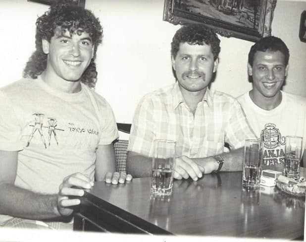 נוי (במרכז) מחתים את אחד הזרים הראשונים בכדורגל טוד גודמן (משמאל) באמצע שנות ה- 80 (צילום ישראל פרץ)