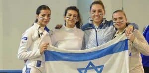 הסייפות מכבי מעלות: ניקול פייגין, ורה קנבסקי וניקול גברילקו במדי נבחרת ישראל צילום: איגוד הסיף