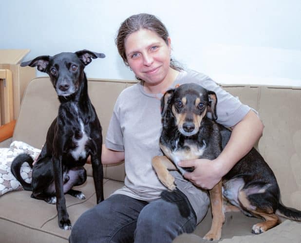 לי-אור ביכמן עם הכלבים האחים ג'ימי וצ'אקי