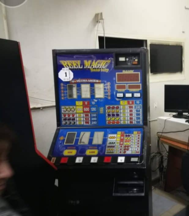 מכונת משחקים במועדון להימורים לא חוקיים. צילום: דוברות המשטרה