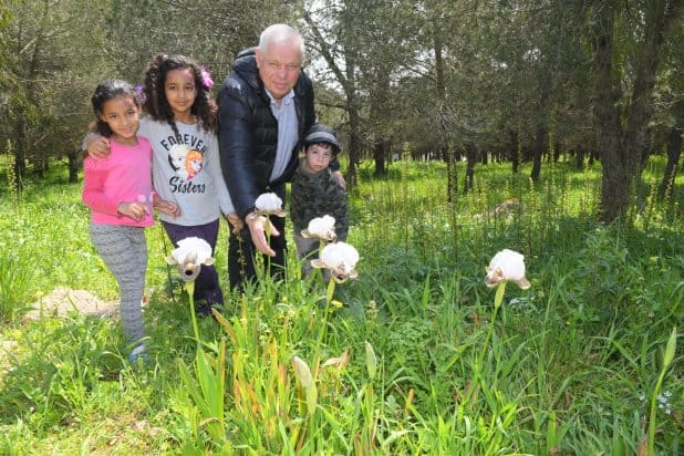 ראש העיר רונן פלוט עם ילדי העיר בחיק הטבע (צילום ישראל פרץ)