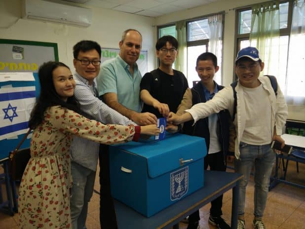 סטודנטיים סיניים לומדים דמקורטיה נוסח ישראל צילום אלכס הובר