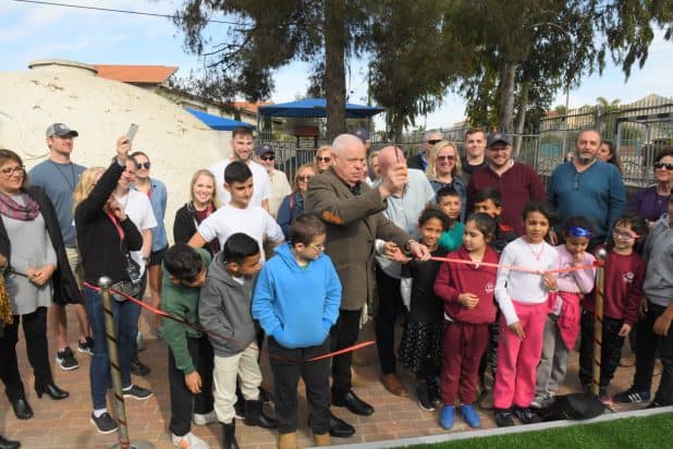 ראש העיר רונן פלוט חונך את הגן החדש (צילום ישראל פרץ)