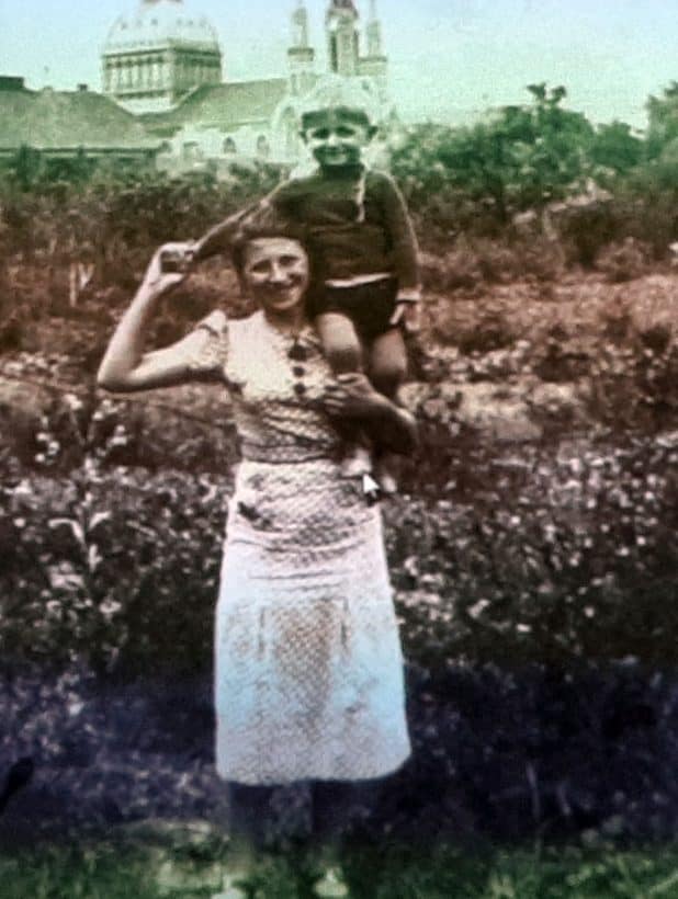 גוטרמן ובת דודתו בילדותו בפולין