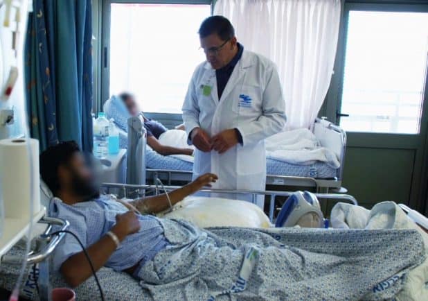 ד''ר סלמאן זרקא עם פצועים סורים המאושפזים במרכז הרפואי זיו - צילום דו''צ (1)