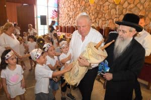 הרב הרצל באירוע בנצרת עילית עם ראש העיר (צילום ישראל פרץ)