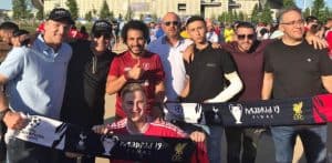 רגע לפני המשחק "סלאח" מתפנה לצילום עם החבורה הישראלית על רקע האצטדיון | צילום: עצמי