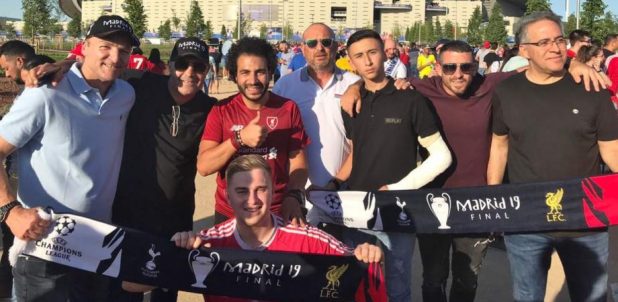רגע לפני המשחק "סלאח" מתפנה לצילום עם החבורה הישראלית על רקע האצטדיון | צילום: עצמי