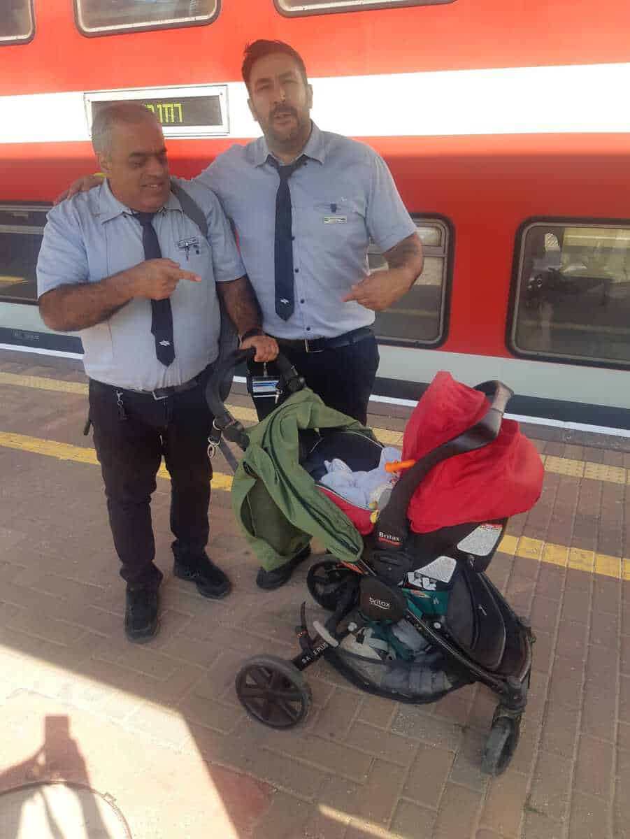 צוות חדרה עם התינוקת. צילום: דוברות רכבת ישראל