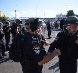שוטרים בהפגנה בצומת קרית אתא | צילום: דוברות המשטרה חוף