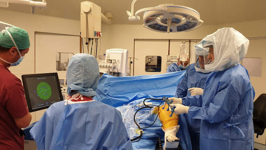 דר ירון ברקוביץ בחדר ניתוח של הלל יפה- ניתוח חדשני ראשון בארץ עם מכשיר רובוטי