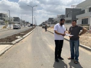סגן ראש העיר צורי כהן ואלעד שמיר נכדו של יצחק שמיר על רקע הרחוב שיישא את שמו של שמיר זל. (צילום עיריית עפולה)