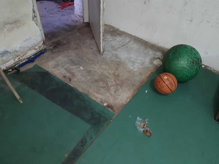 אולם הספורט, שמשמש גם כמרחב מוגן לילדי בית הספר.