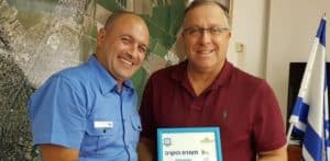אלי דוקורסקי מעניק לביטון את תעודת ההוקרה | צילום דוברות רכבת ישראל