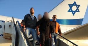 החשוד בהגיעו לנמל התעופה בן גוריון. צילום: משטרת ישראל