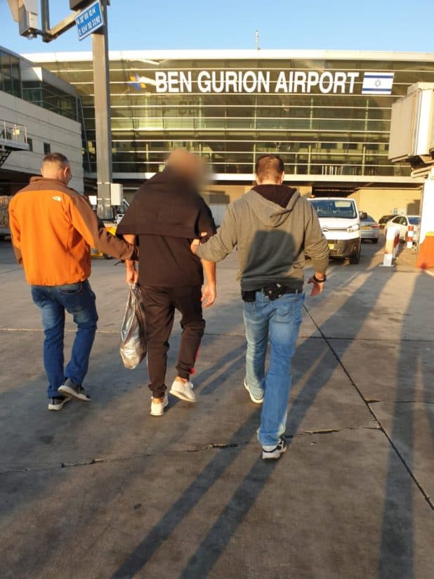 החשוד עם הגעתו לנמל התעופה בן גוריון. צילום: משטרת ישראל