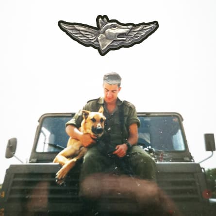 גיל יחזקאל, הבעלים של סולמייט, והכלב סטאר בעת שירותם הצבאי | צילום: אלבום פרטי