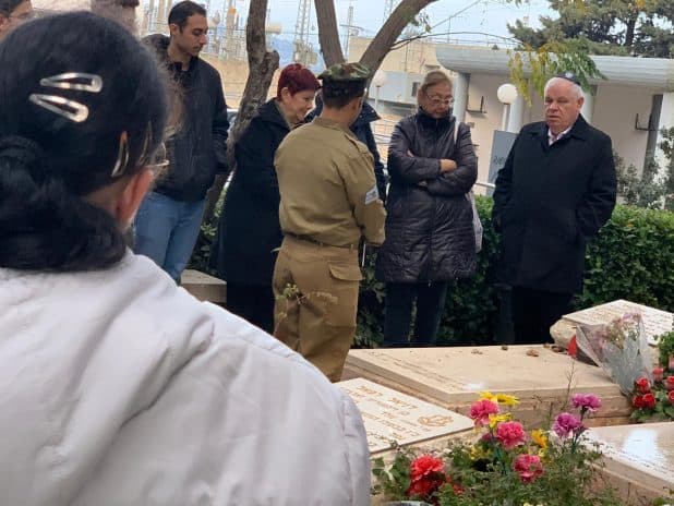 בני המשפחה וראש העיר על קברו של עדן ז"ל