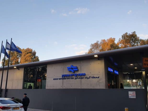 חשד: גנבי אגזוזים פועלים כאן. תחנת הרכבת קרית מוצקין | צילום: רכבת ישראל