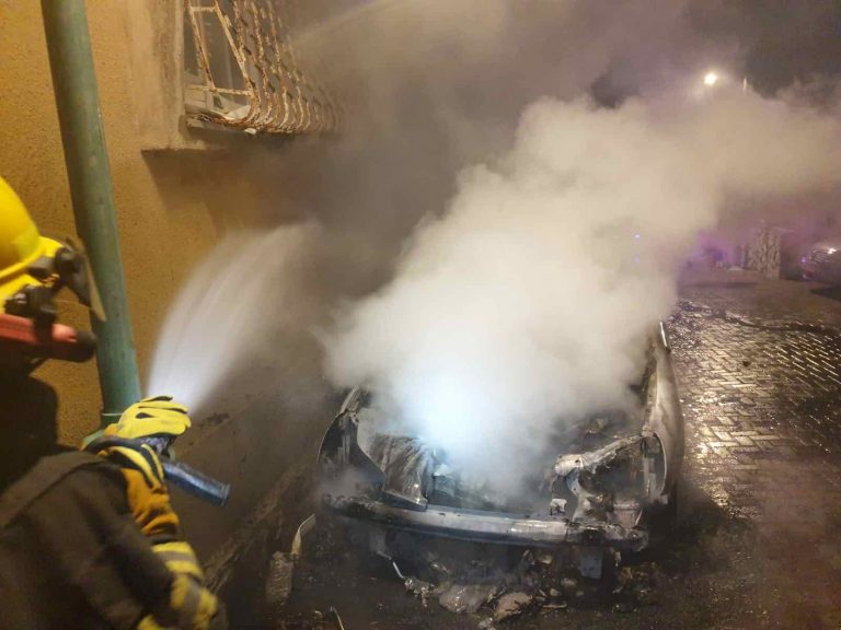 הכבאים מכבים את הרכב שעלה באש (צילום כבאות והצלה)