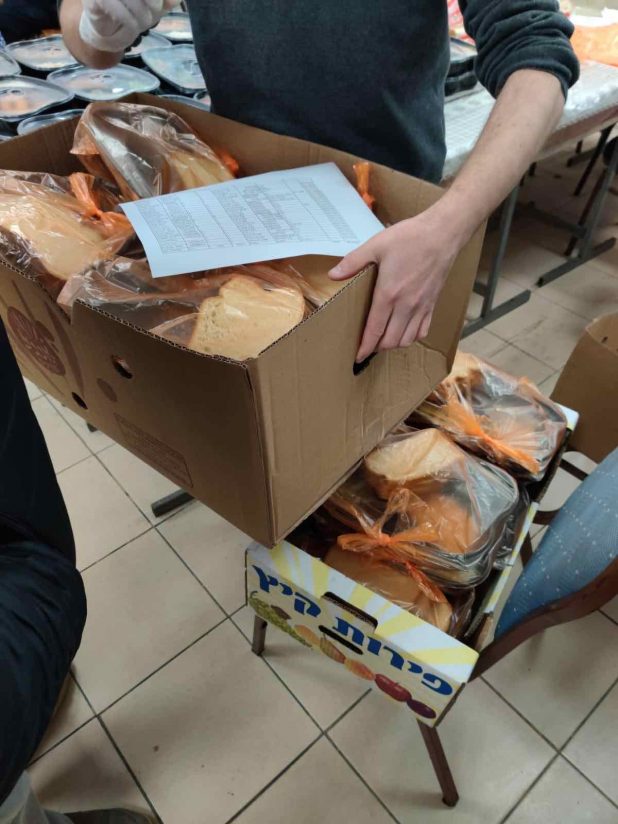 התנדבות בחלוקת ארוחות לקשישים | התגייסות למען הקשישים (צילום דוברות העירייה)