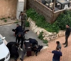 אלימות בימי קורונה: חשודים בהפרת בידוד תקפו שוטרים בקרית אתא