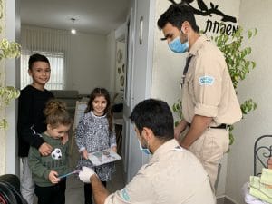 משבר הקורונה | מתנדבי הצופים עם ילדי משפחת חנוני נבו גפן וארבל (צילום עצמי)