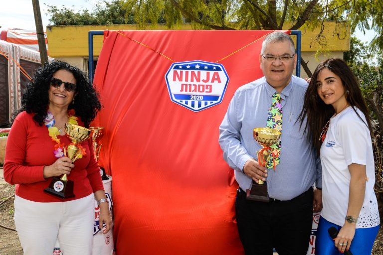 ראש העיר והמנהלת מעניקים גביע למנצחת (צילום עצמי)