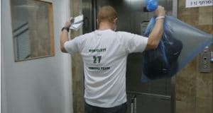 חולצה ייחודית. רון גלאס משתחרר מבית החולים | צילום: דוברות רמב"ם